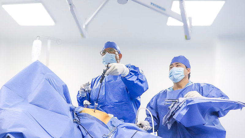 Cirugía mínimamente invasiva: precisión, tecnología y una recuperación más amable