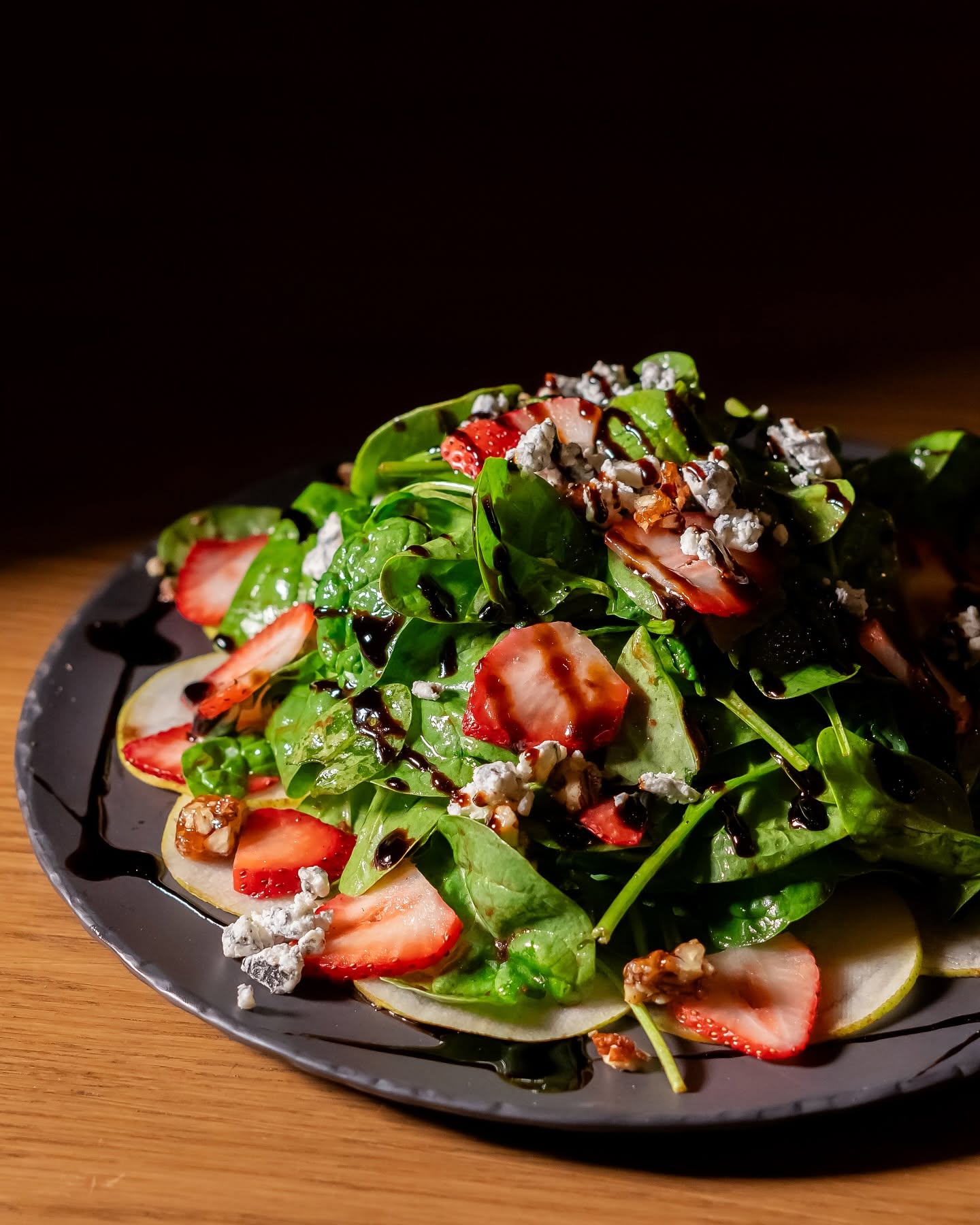 Te invitamos a probar nuestras deliciosas ensaladas, llenas de frescura y del toque especial de 130°.