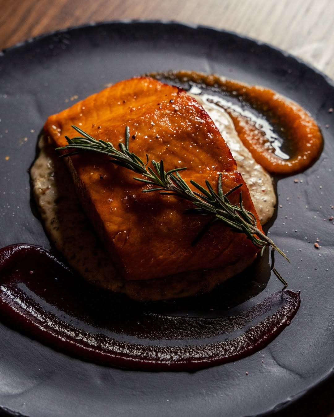 Salmón 130°: El sabor del mar con el carácter del fuego.